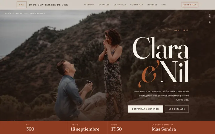 Web de boda de Clara y Nil: la foto de la pedida a toda pantalla con sus nombres en una serif crema y una franja color teja con la fecha